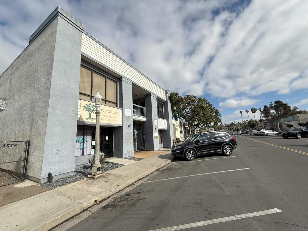 Exterior, Facade, Modern