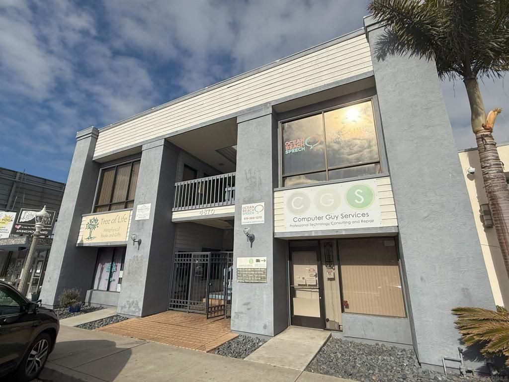 Exterior, Facade, Modern