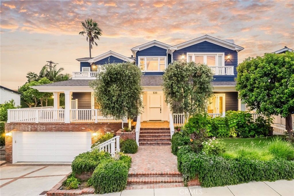Attached, Exterior, Facade, American Craftsman