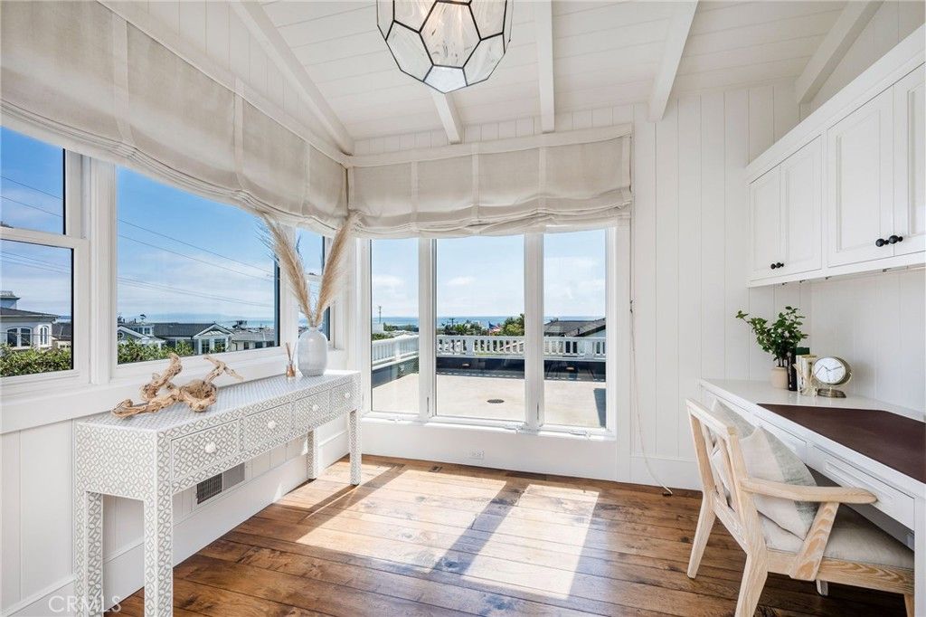 Interior, Sun Room, Water, Wood Texture Flooring