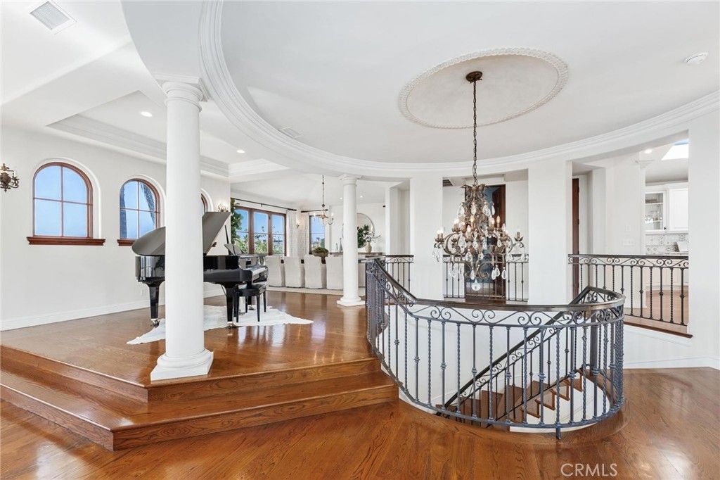 Chandelier, Interior, Pendant Lights, Piano, Recessed Lighting, Wood Texture Flooring