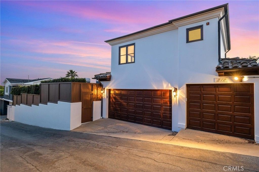 Attached, Exterior, Facade, Modern