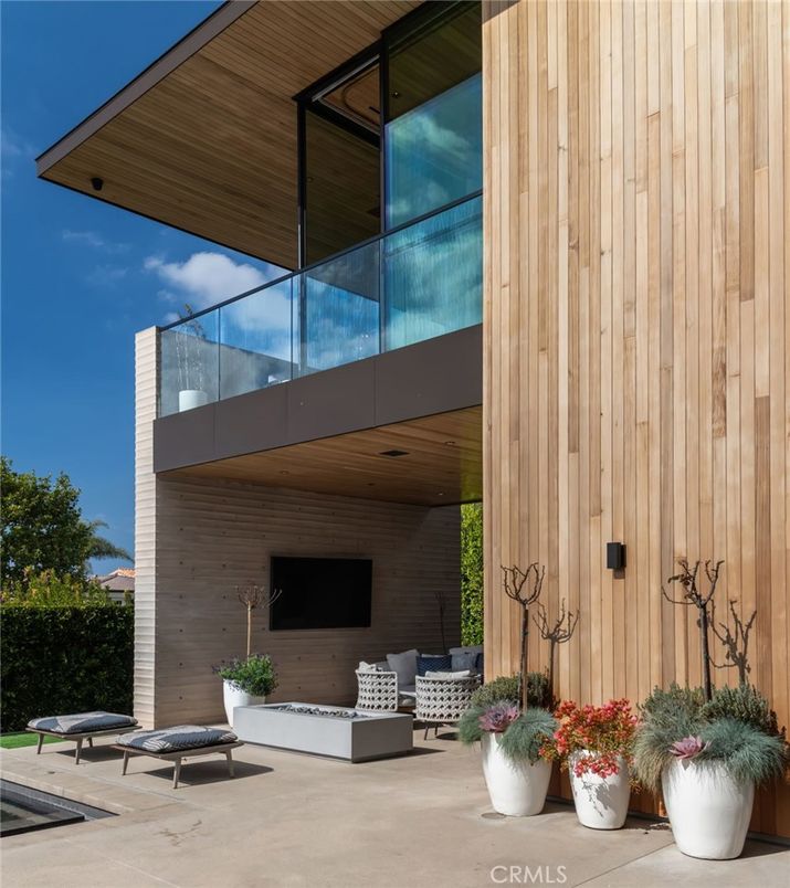Exterior, Facade, Modern