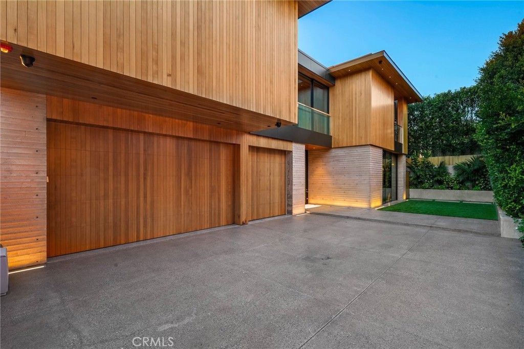 Attached, Exterior, Facade, None