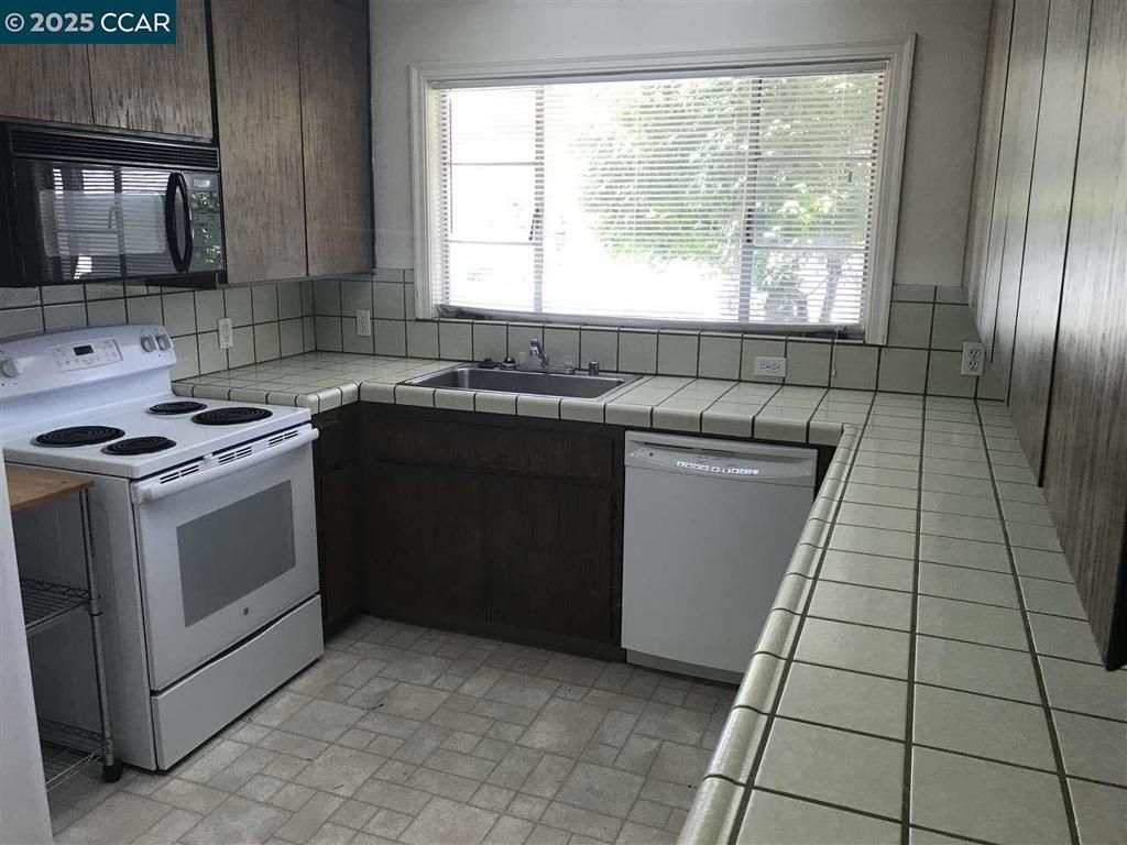 Interior, Kitchen, Tile Countertops