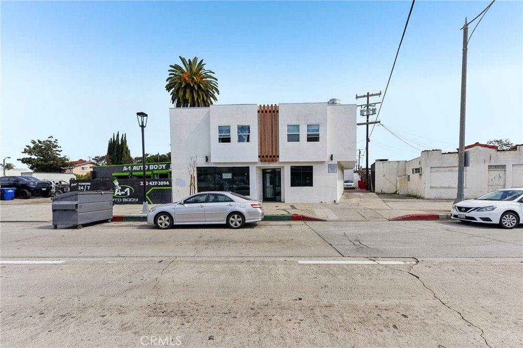 Exterior, Facade, Modern