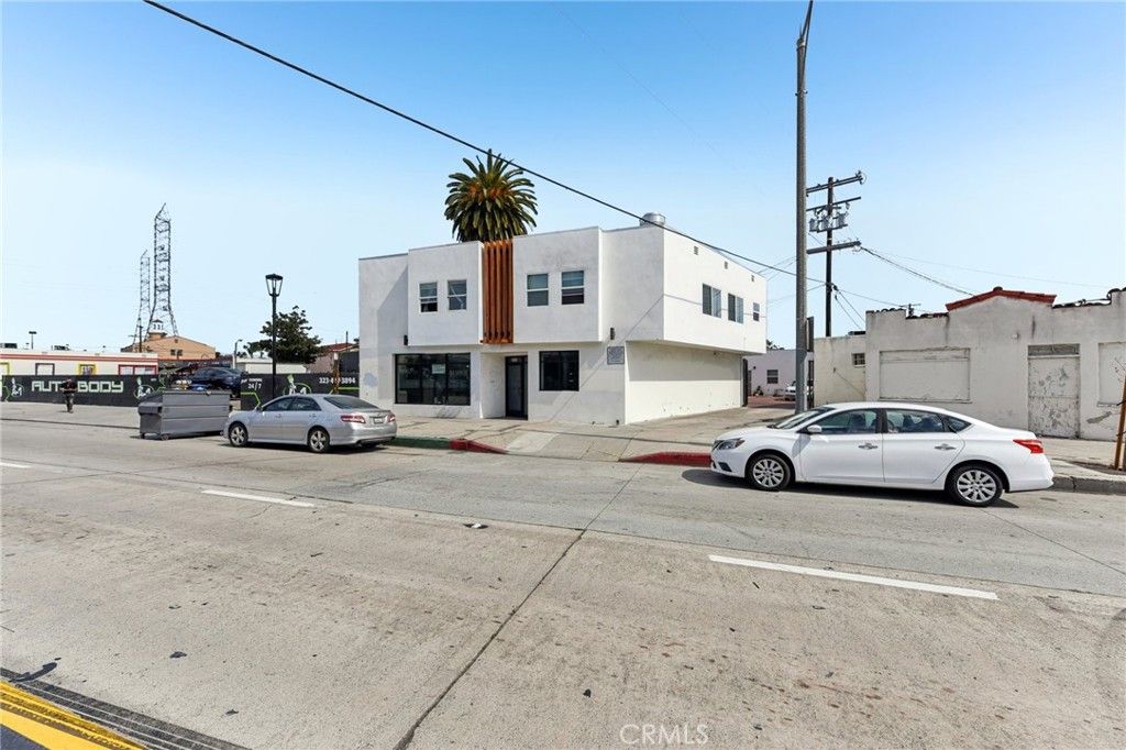 Attached, Exterior, Facade, Modern