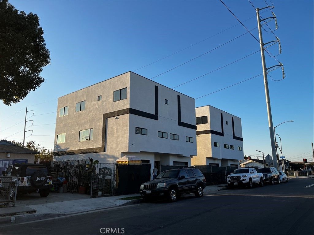 Exterior, Facade, Modern