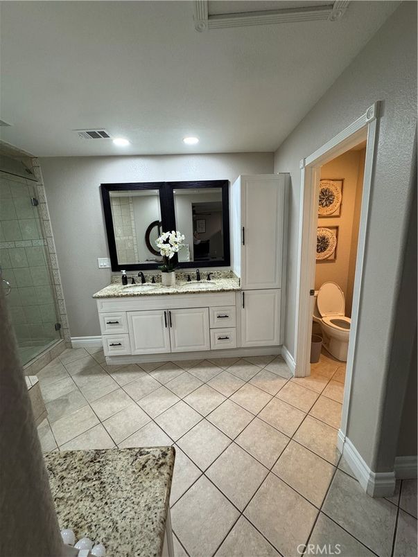 Bathroom, Dual Sink Vanities, Interior, Recessed Lighting