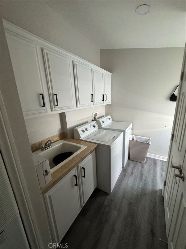 Interior, Washer, Wood Texture Flooring