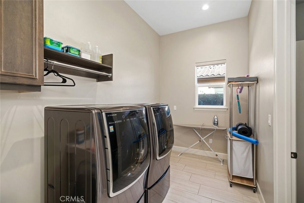 Interior, Recessed Lighting, Washer, Wood Texture Flooring