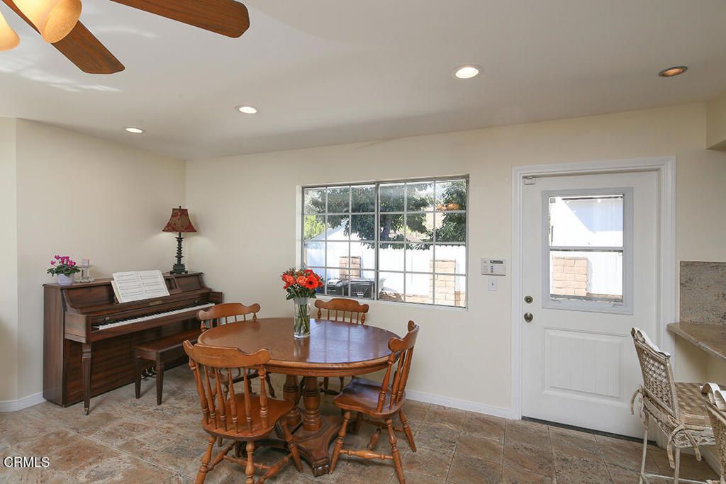 Dining room, Interior, Piano, Recessed Lighting