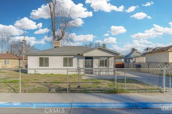 Exterior, Facade, Ranch