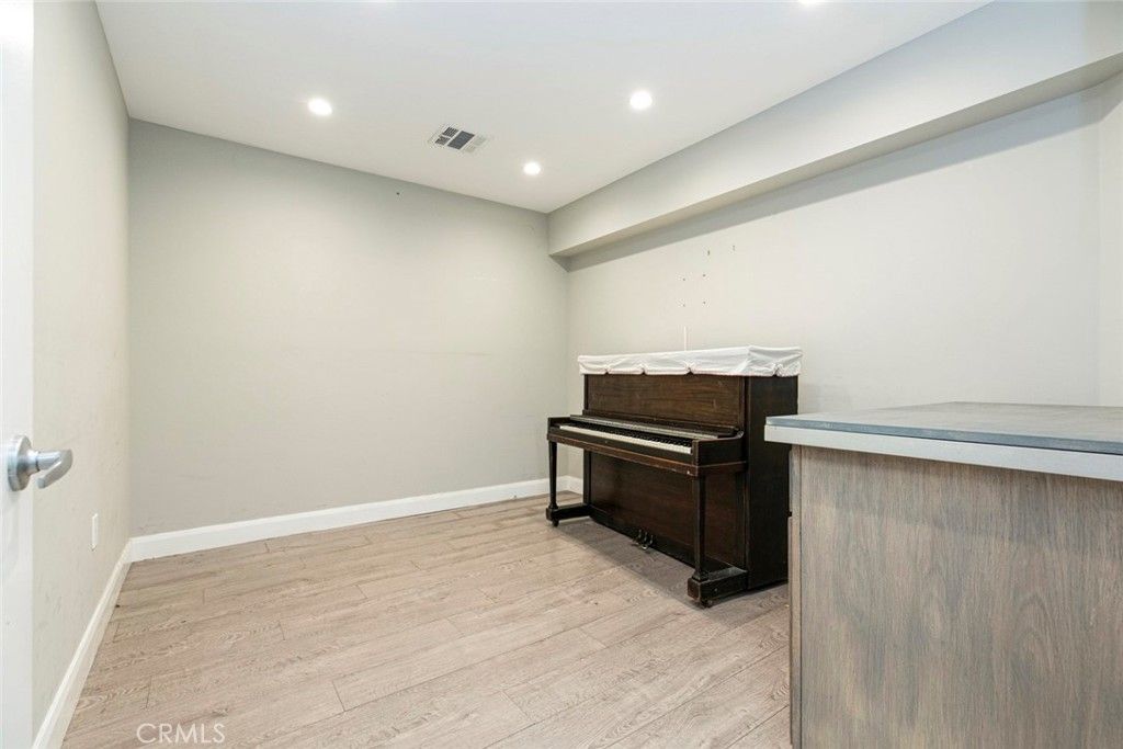 Interior, Piano, Recessed Lighting, Wood Texture Flooring