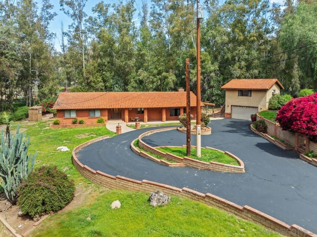 Detached Garage, Exterior