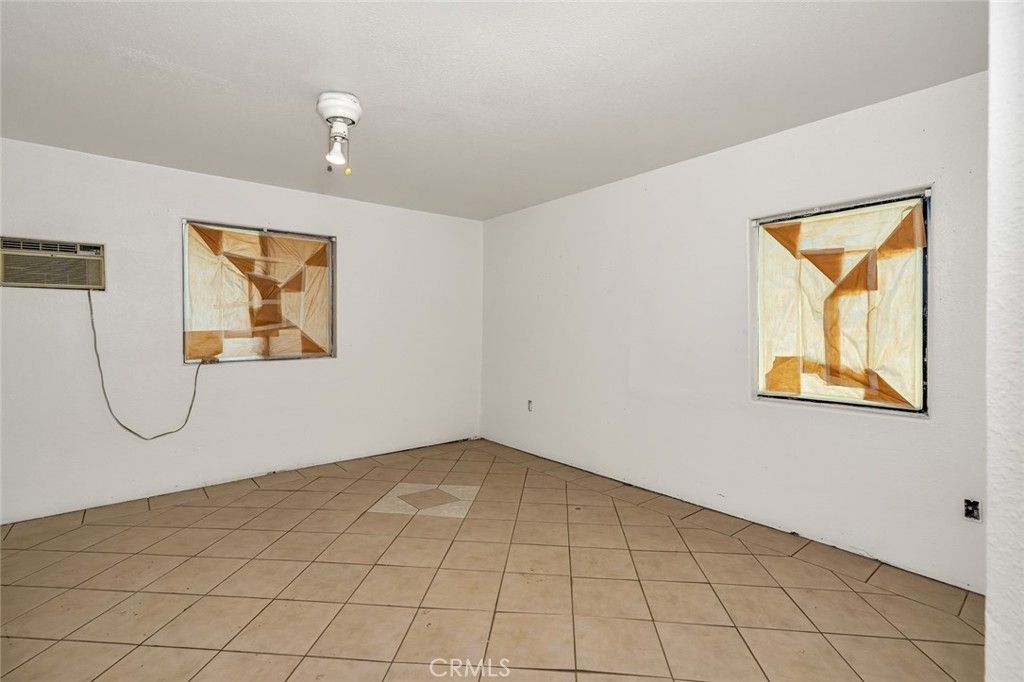 Empty room, Interior