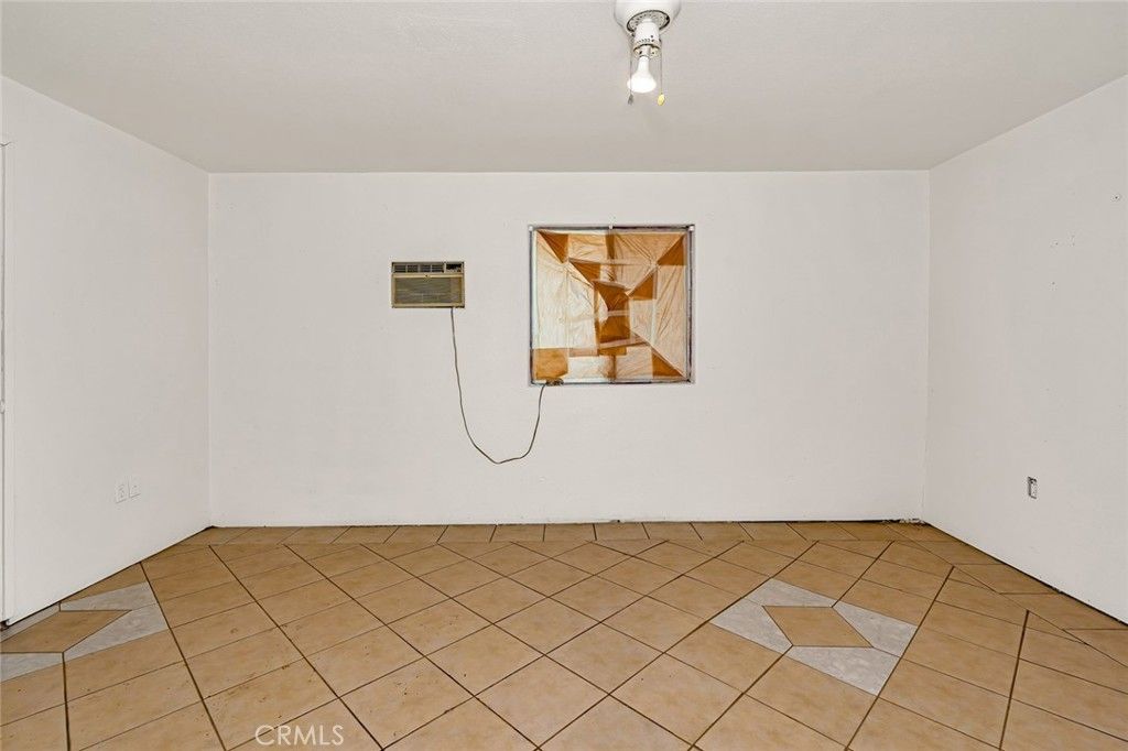 Empty room, Interior