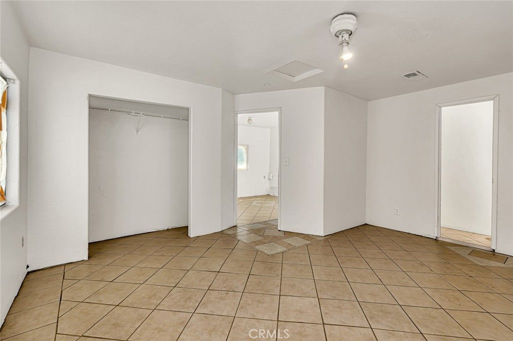 Empty room, Interior