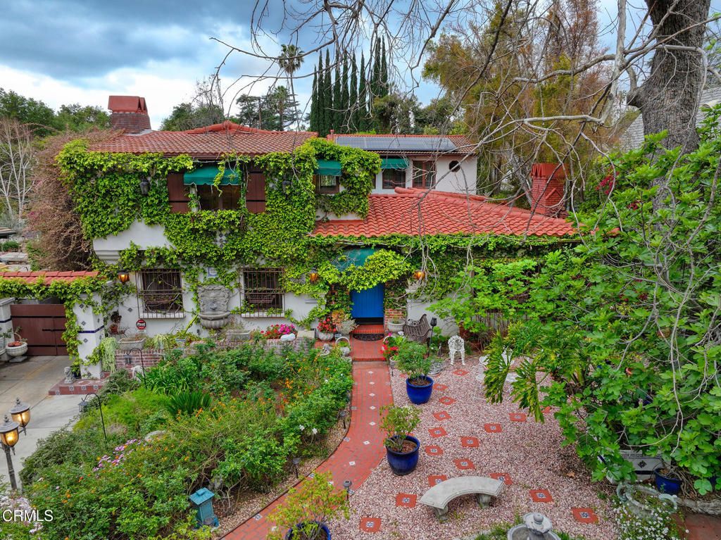 Exterior, Facade, Mediterranean