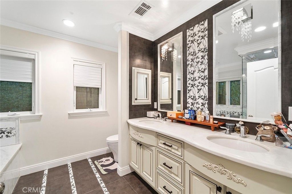Bathroom, Dual Sink Vanities, Interior, Recessed Lighting