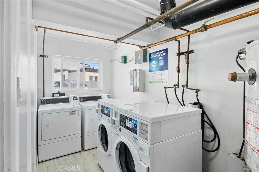 Interior, Washer, Wood Texture Flooring