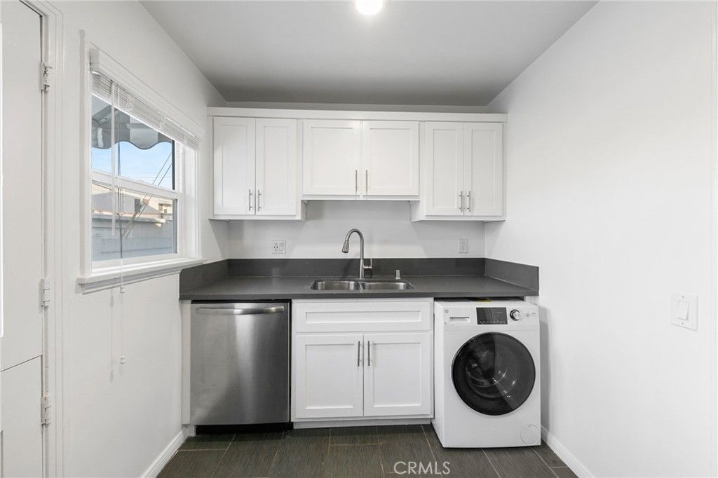 Interior, Recessed Lighting, Washer, Wood Texture Flooring