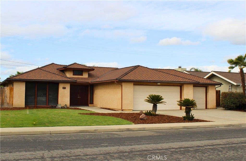 Attached, Exterior, Facade, Mediterranean