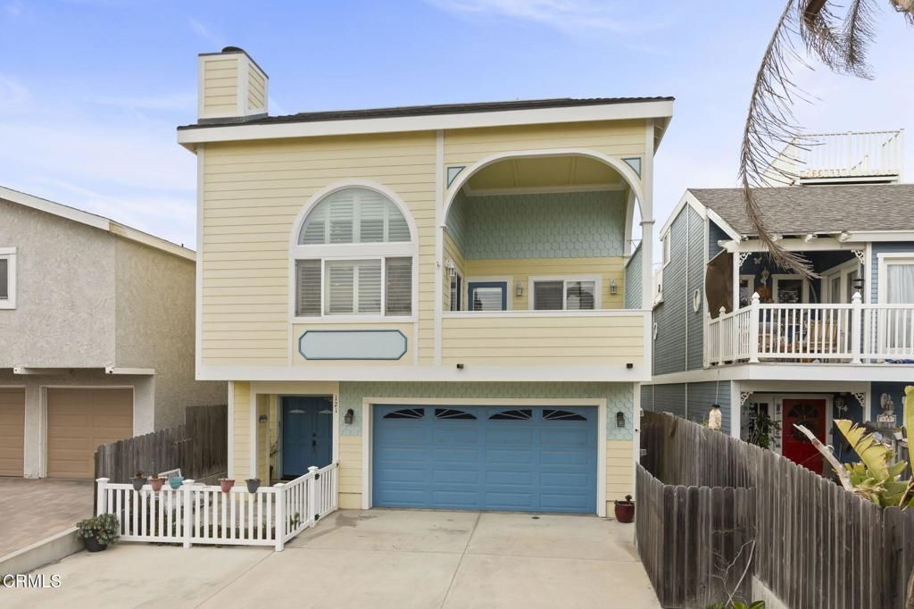 Attached, Exterior, Facade, Rowhouse