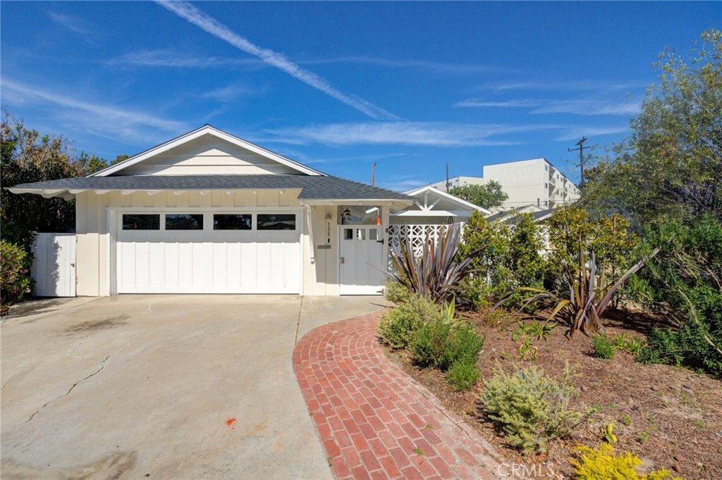 Attached, Exterior, Facade, American Craftsman