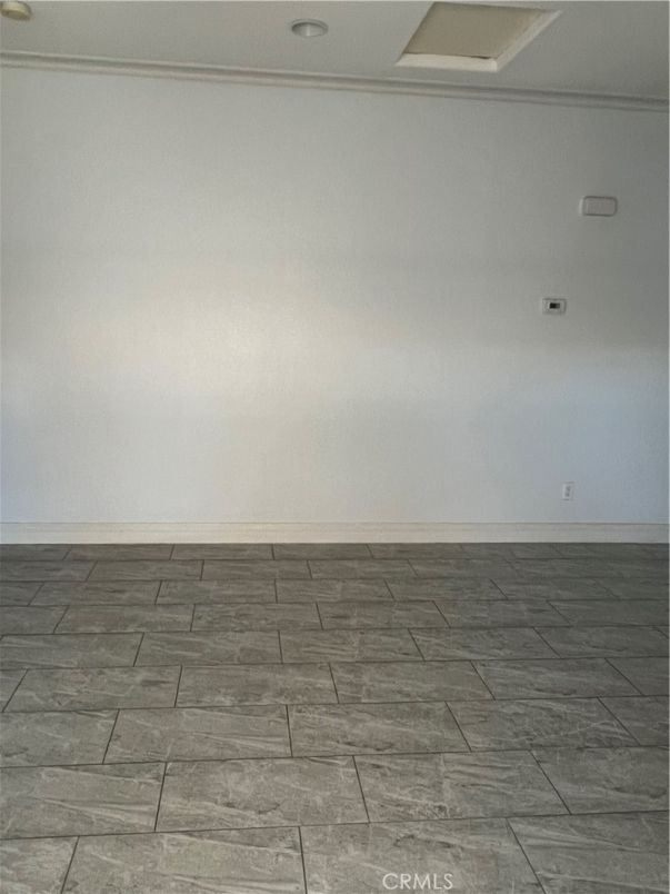 Empty room, Interior