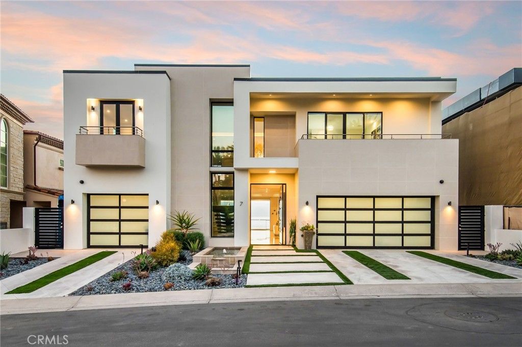 Attached, Exterior, Facade, Modern