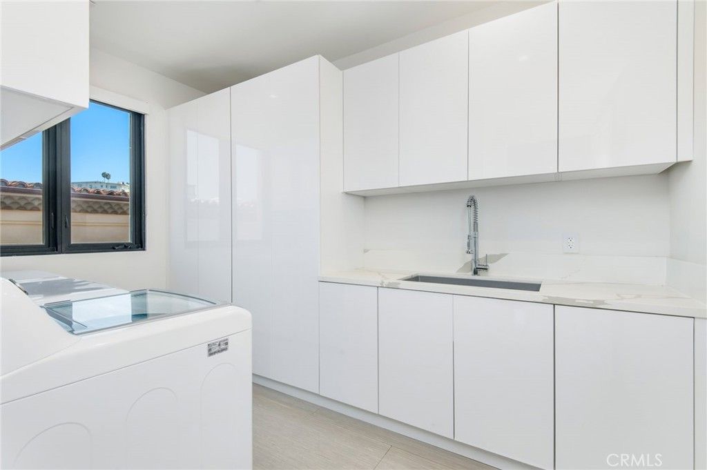 Interior, Washer, Wood Texture Flooring