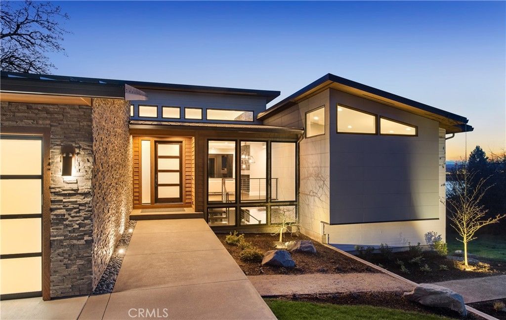 Exterior, Facade, Modern