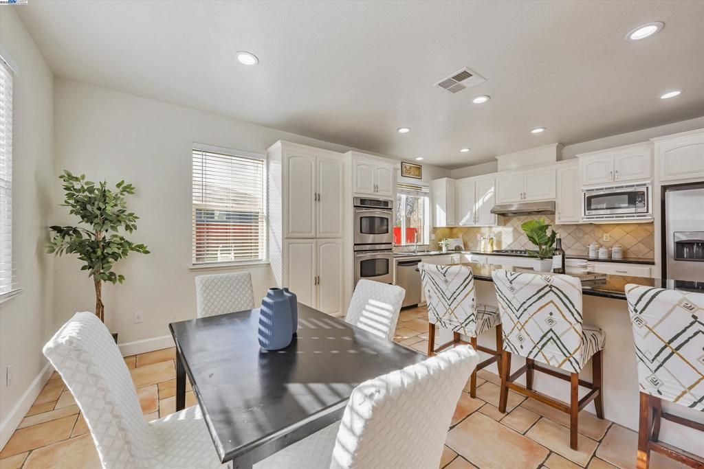 Dining room, Interior, Kitchen, Recessed Lighting, Stainless Steel Appliances