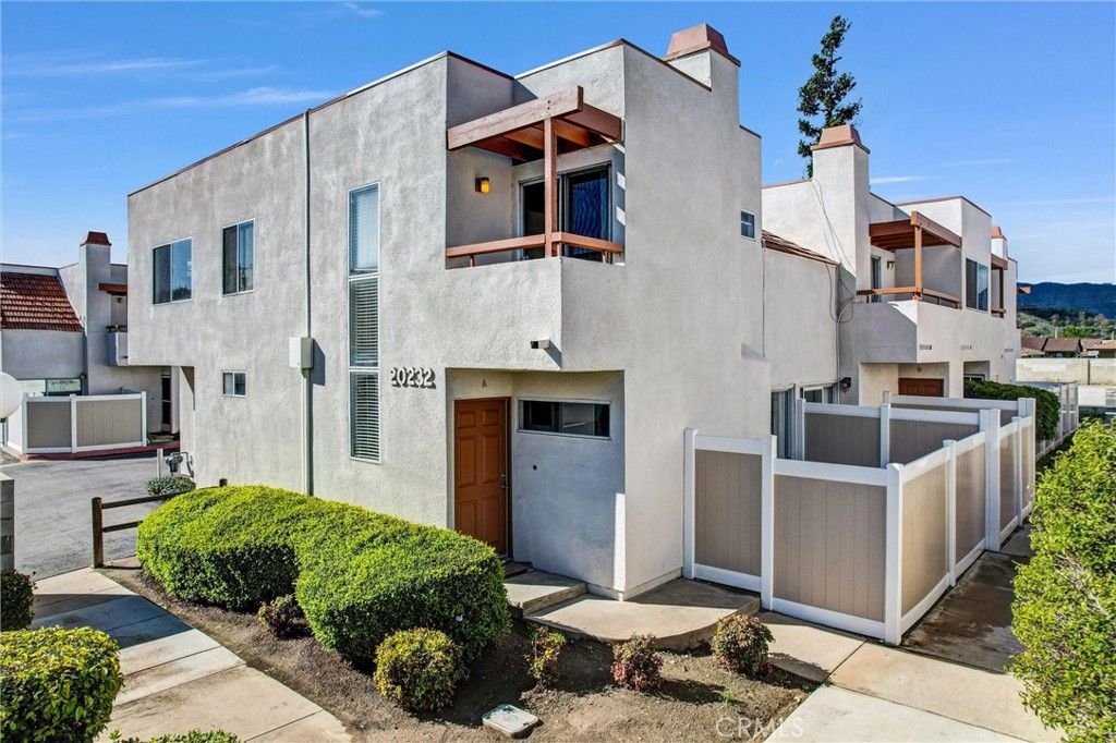 Exterior, Facade, Modern