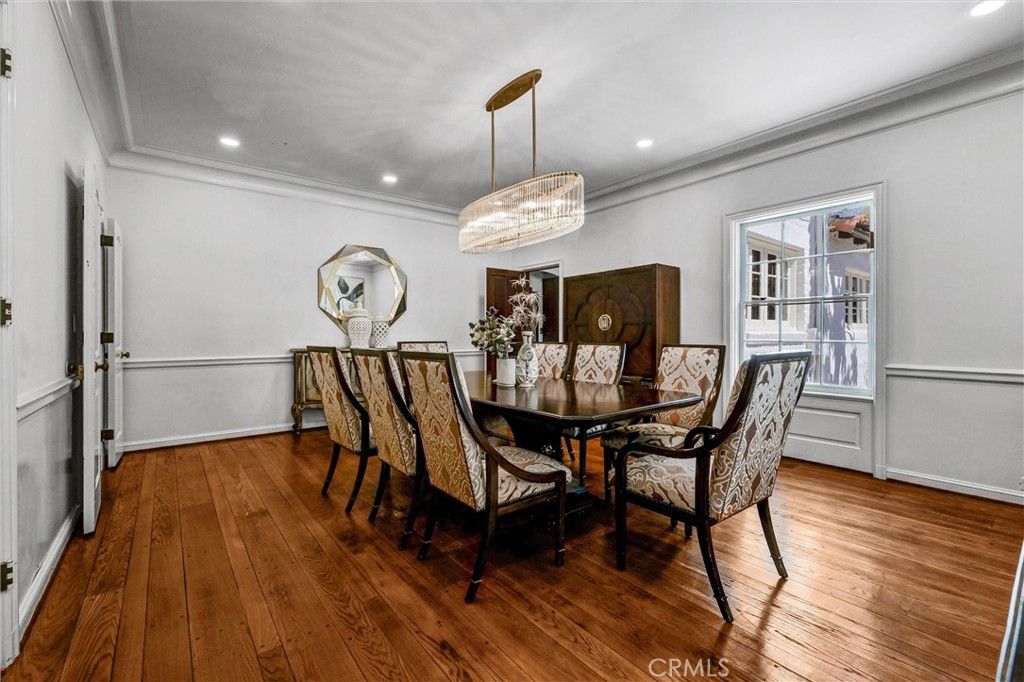 Chandelier, Dining room, Interior, Recessed Lighting, Wood Texture Flooring