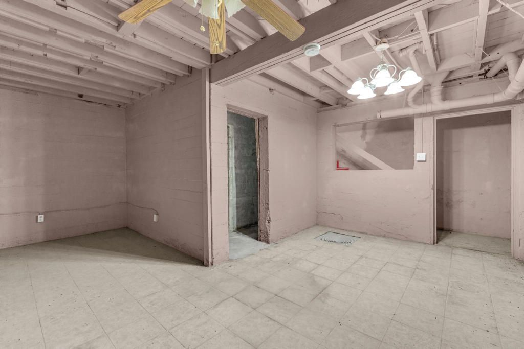 Empty room, Interior