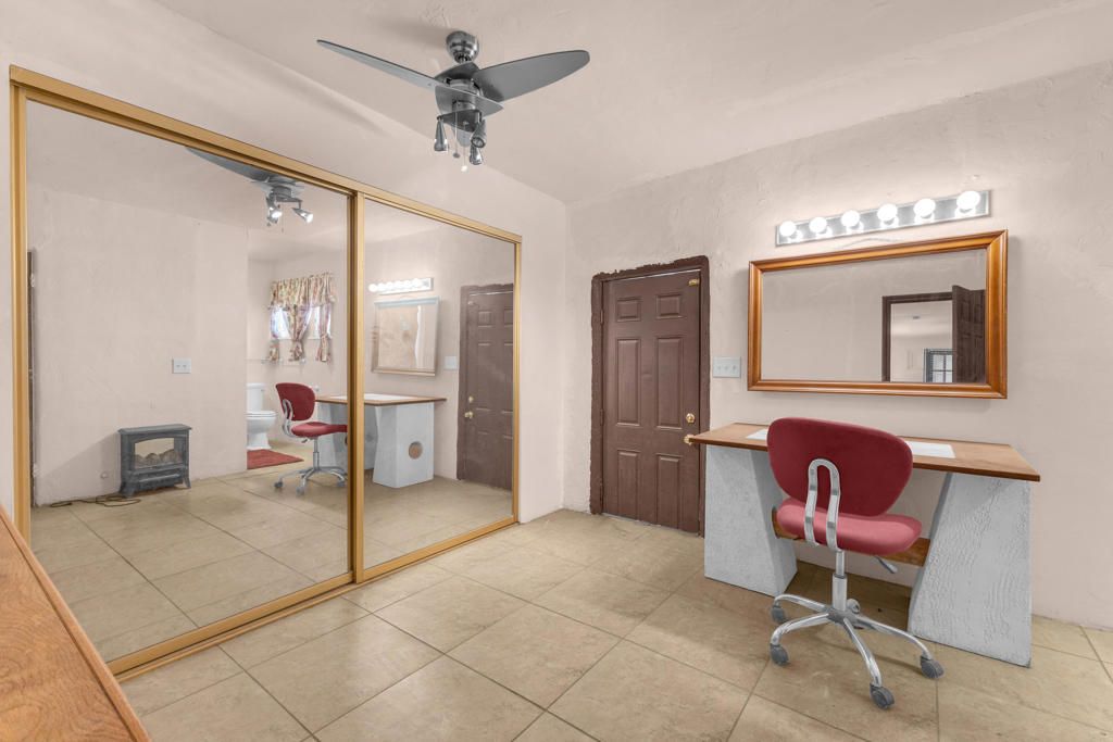 Home Office, Interior
