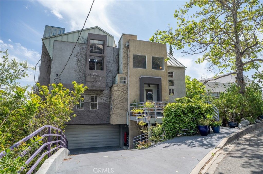 Attached, Exterior, Facade, Rowhouse