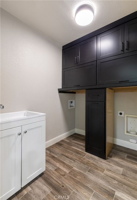 Interior, Washer, Wood Texture Flooring