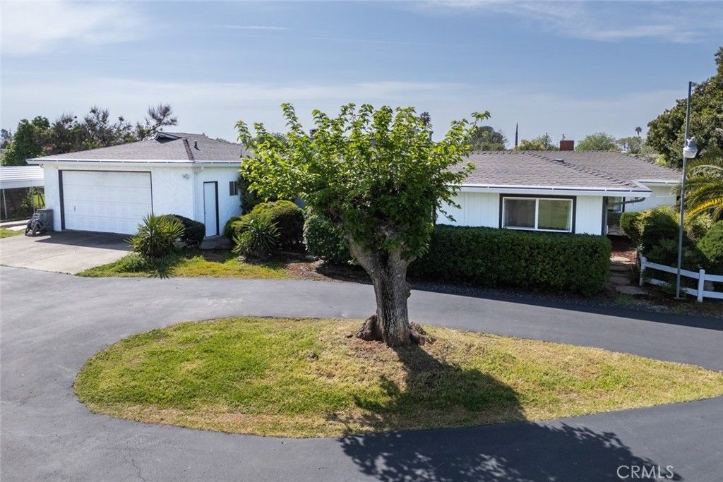 Attached, Exterior, Facade, Ranch