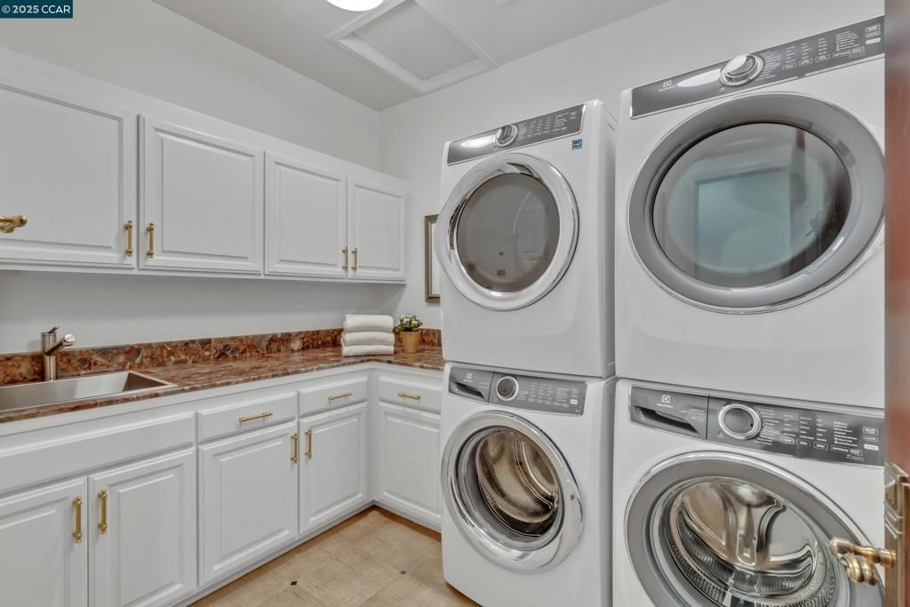 Interior, Washer, Wood Texture Flooring