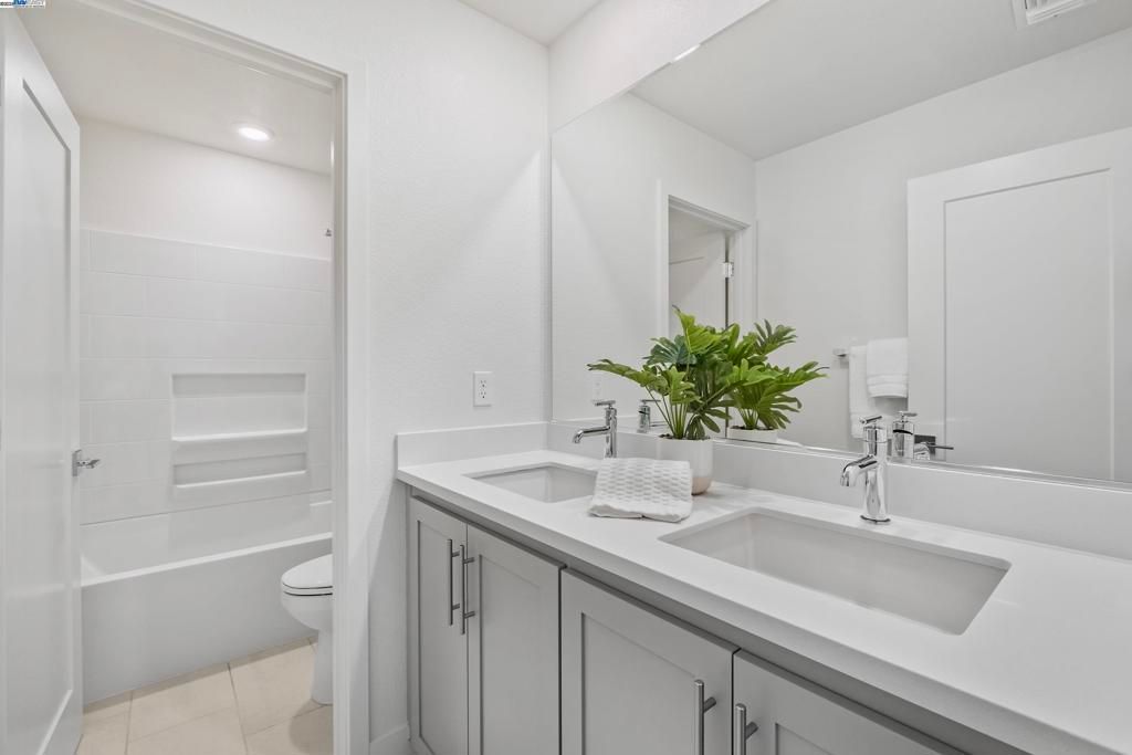 Bathroom, Dual Sink Vanities, Interior, Recessed Lighting