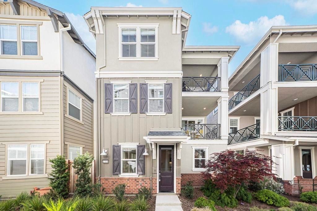 Exterior, Facade, Rowhouse