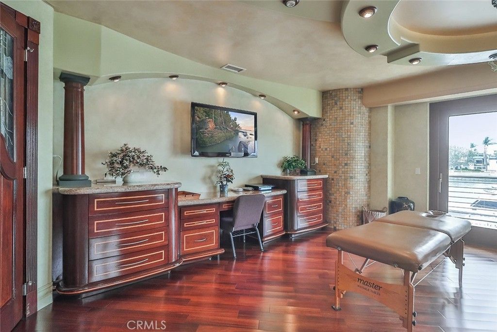 Home Office, Interior, Recessed Lighting, Wood Texture Flooring