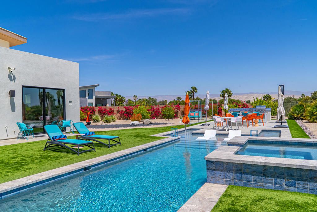Exterior, Playground, Pool