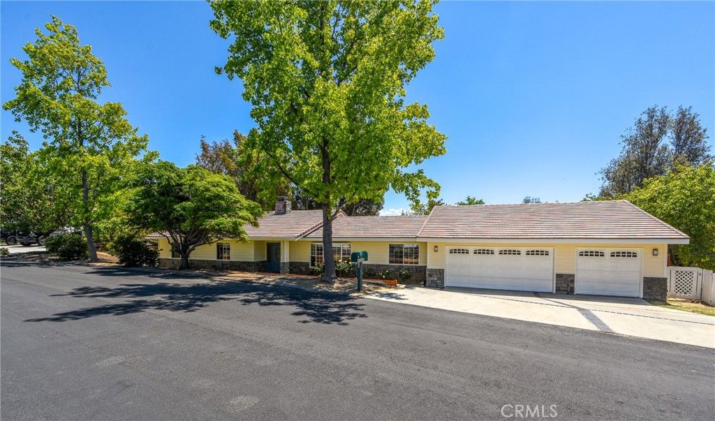 Attached, Exterior, Facade, Ranch