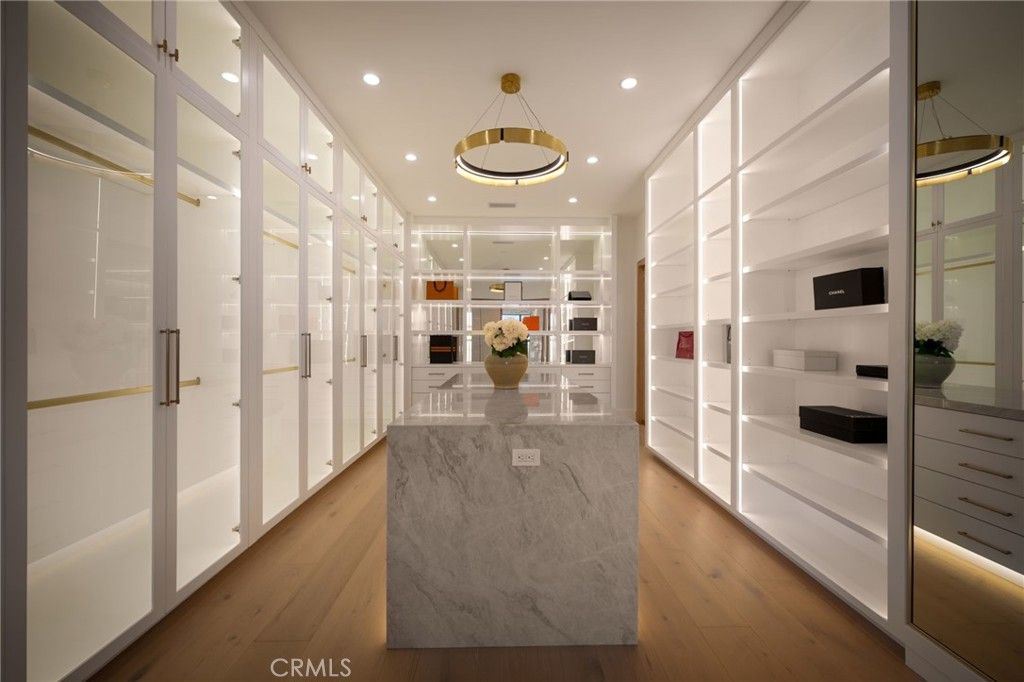 Interior, Pendant Lights, Recessed Lighting, Walk-in Closets, Wood Texture Flooring