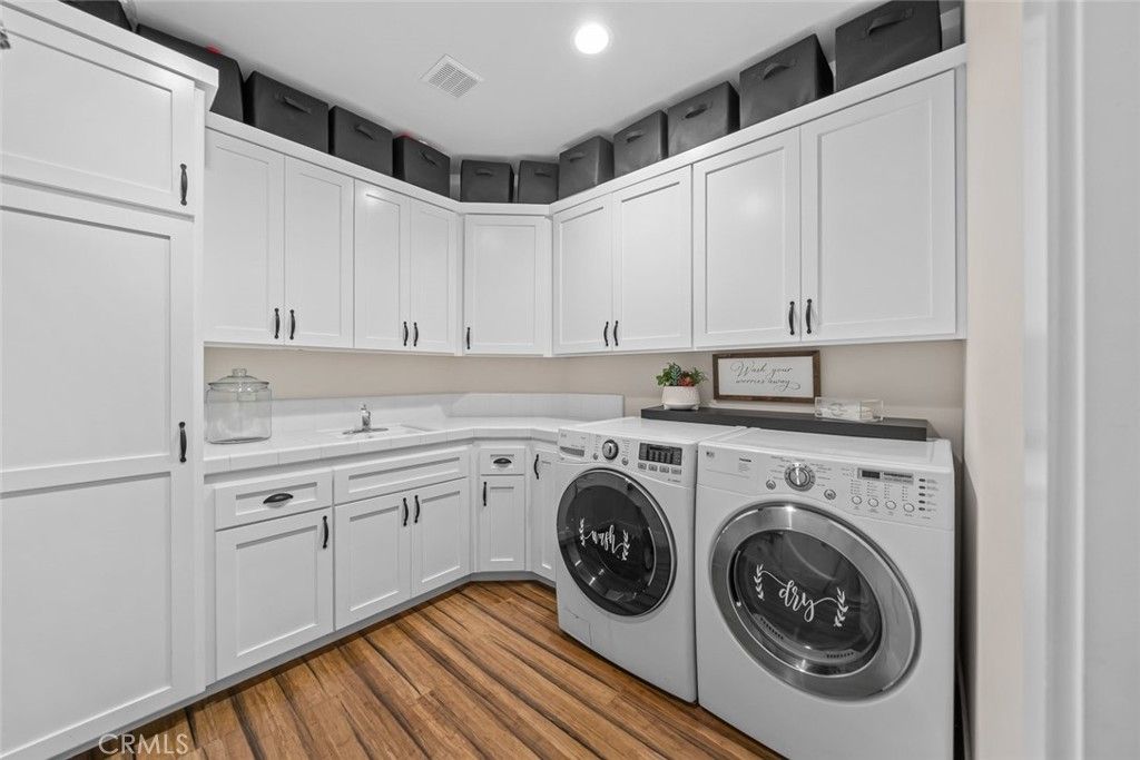 Interior, Recessed Lighting, Washer, Wood Texture Flooring