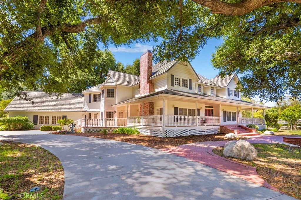 Backyard, Exterior, Facade, Queen Anne Victorian